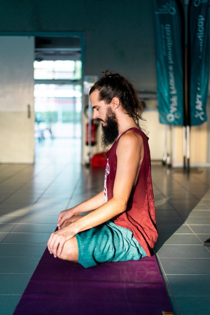 Basile Pagliardini en méditation sur un tapis de yoga