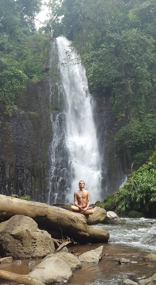 Basile Pagliardini en méditation au pied d’une cascade